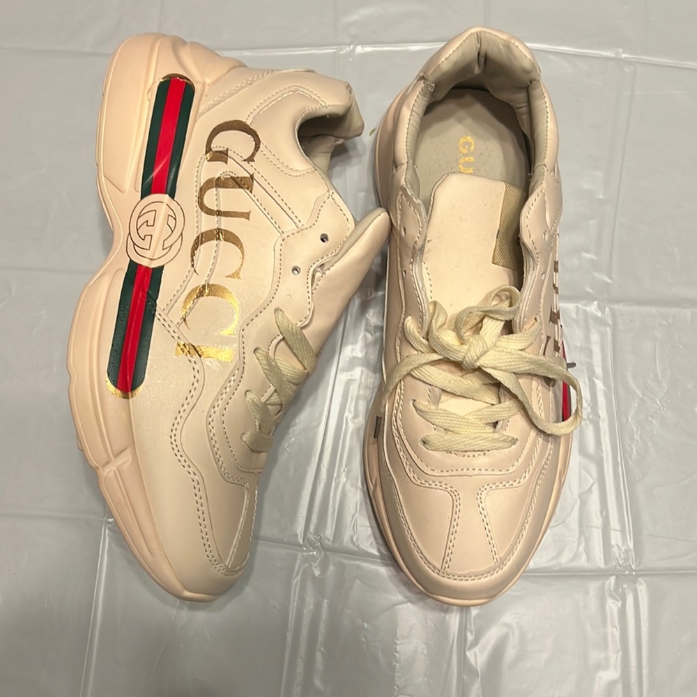 Women Gucci size 9 leather sneakers